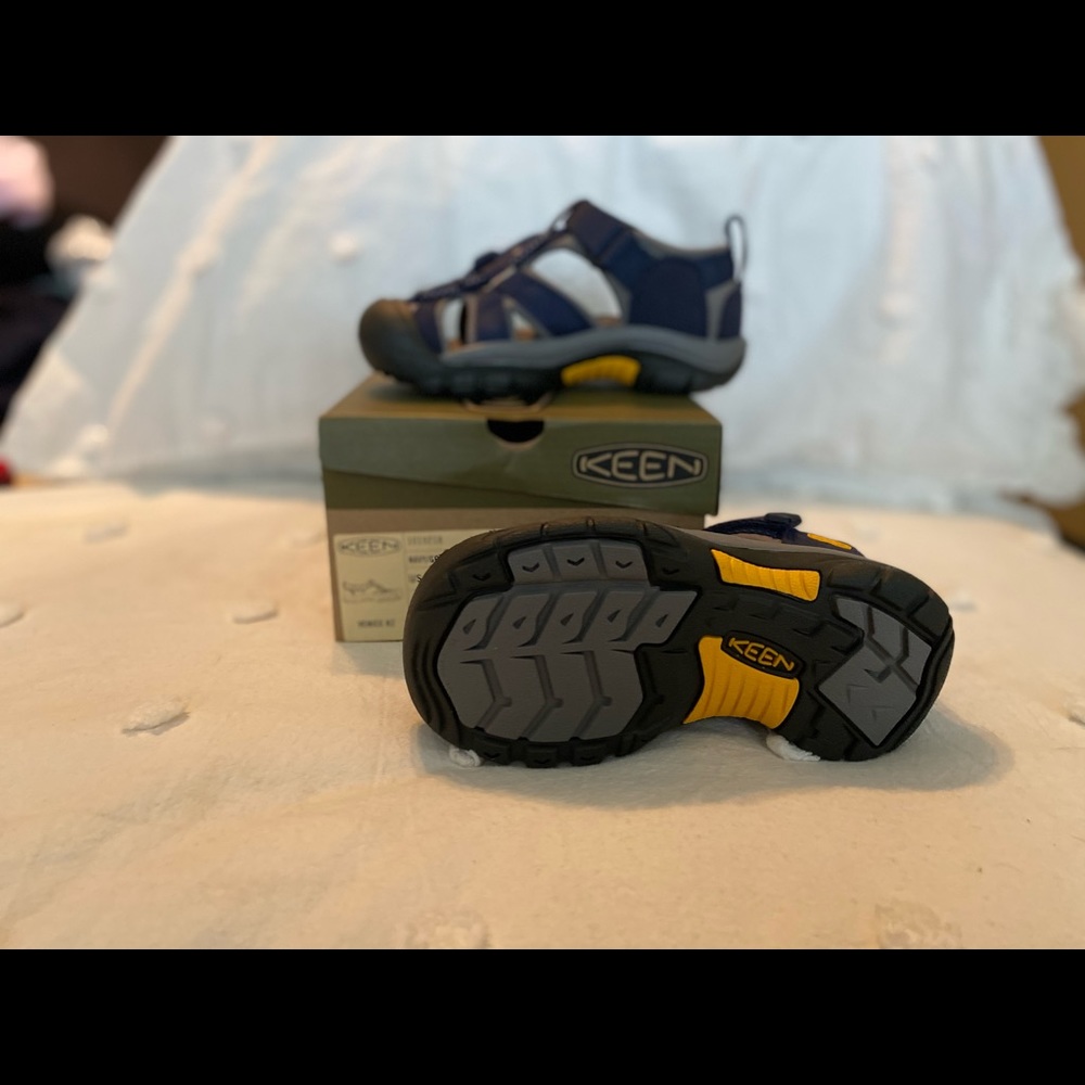 Brand new keens Venice H2 sandals